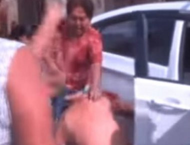 Βίντεο: Γυναίκες επιτίθενται σε παιδόφιλο- Τον ξυλοκοπούν στη μέση του δρόμου